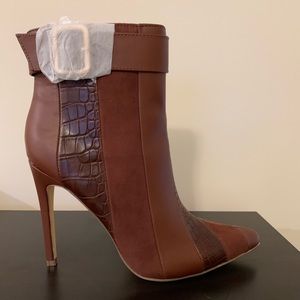 SOLD - Gorgeous ankle boots!